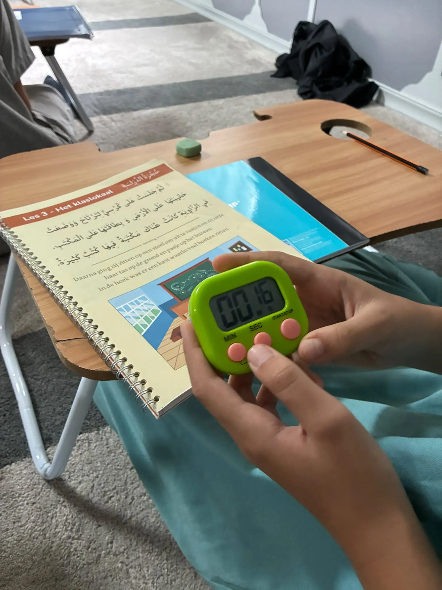 Leerling tijdens de Arabische les